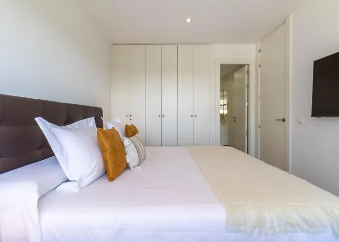 Charming 1-Bedroom Apartment By Plaza Colon Ideal Madrid Location Colon II